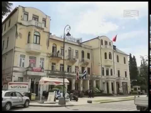 წიგნის ფორმის სუვენირების დახლები ბათუმის ბულვარში