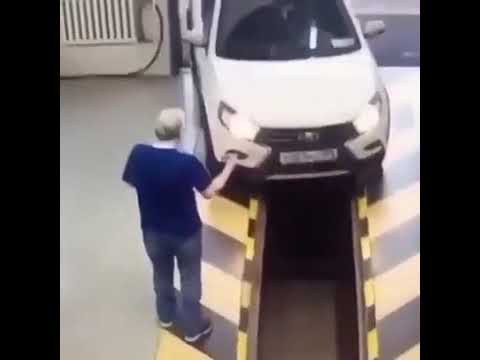 car-fail-in-the-mechanica-and-falls-down-huge-gap