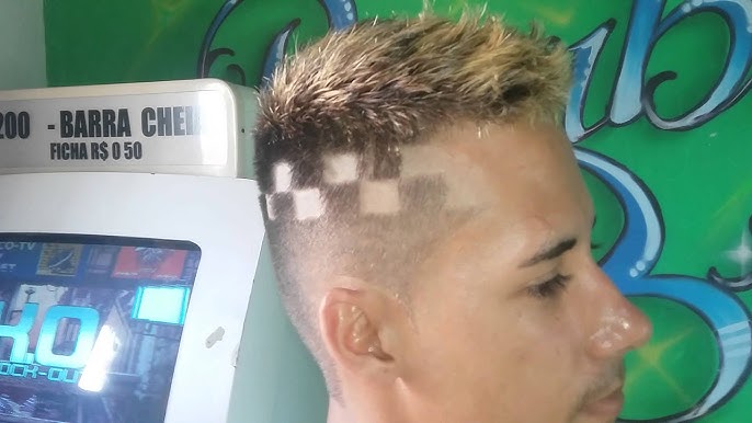 Corte de cabelo com desenho disfarçado xadrez cartas dado Passo a