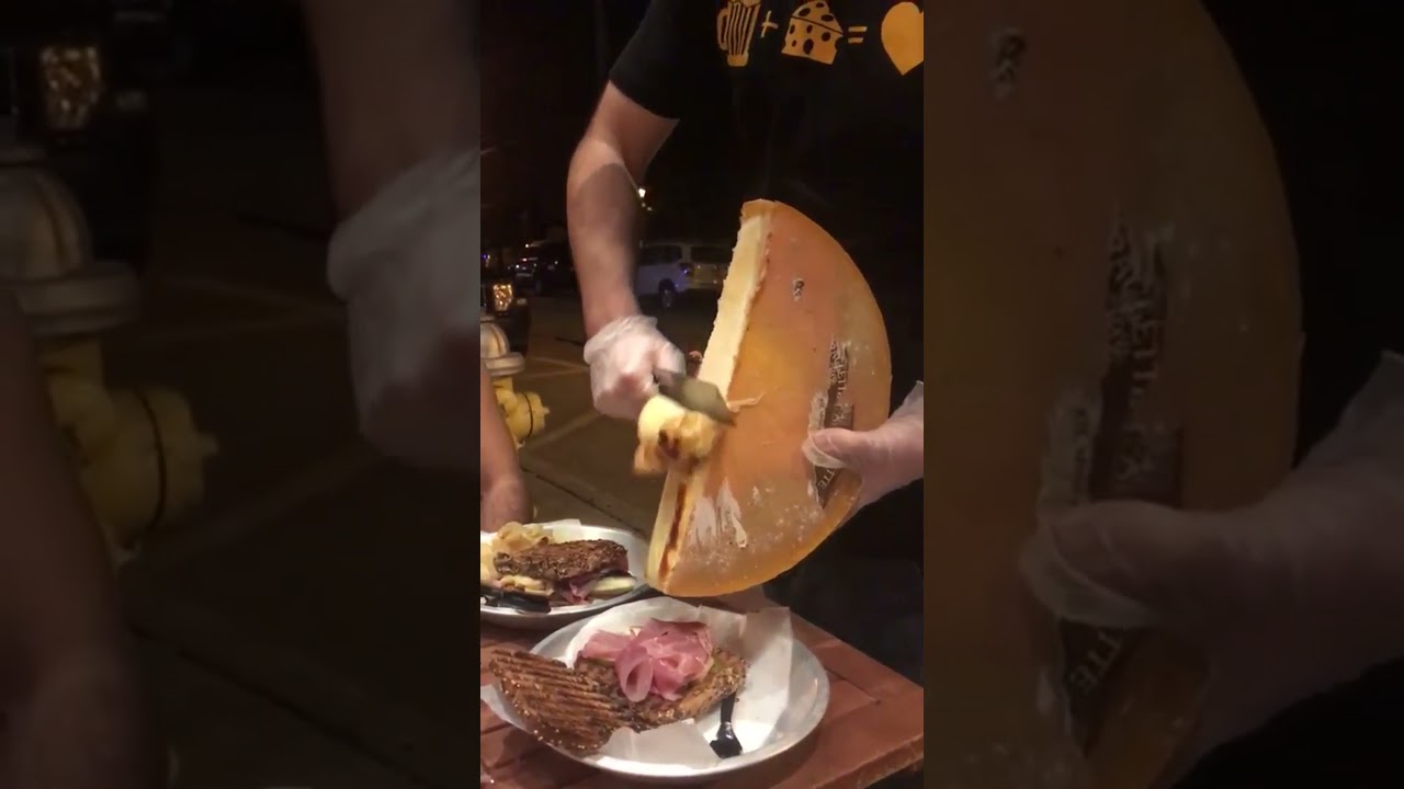 Намазать сыр на сэндвич