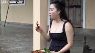 Alida makes grilled chicken feet with turmeric powder with honey with super spicy taste