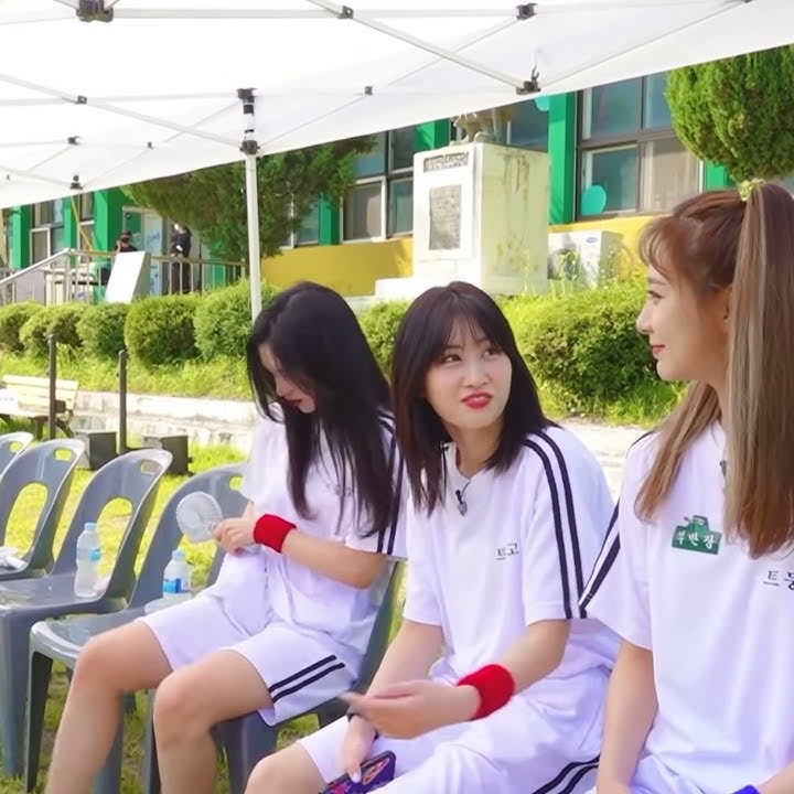 Momo wants Tzuyu to move away because she's not her teammate 😂😂😂 #Shorts #TWICE