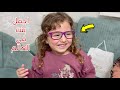 الملكة حياه اول مرة تلبس النظارة علشان ما بتسمع الكلام وتتفرج علي الموبيل كتير 