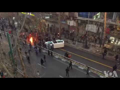 مردم معترض در چهارمین روز اعتراضها ماشین پلیس را در خیابان ولیعصر تهران واژگون کردند