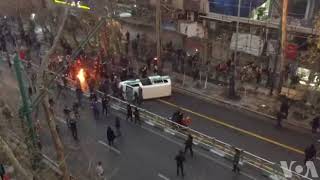 مردم معترض در چهارمین روز اعتراضها، ماشین پلیس را در خیابان ولیعصر تهران واژگون کردند