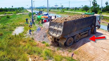 Wow!! Perfectly Operating Landfill, Using Dump Truck 25T Upload Soil & SHANTUI Dozer Push in Action!