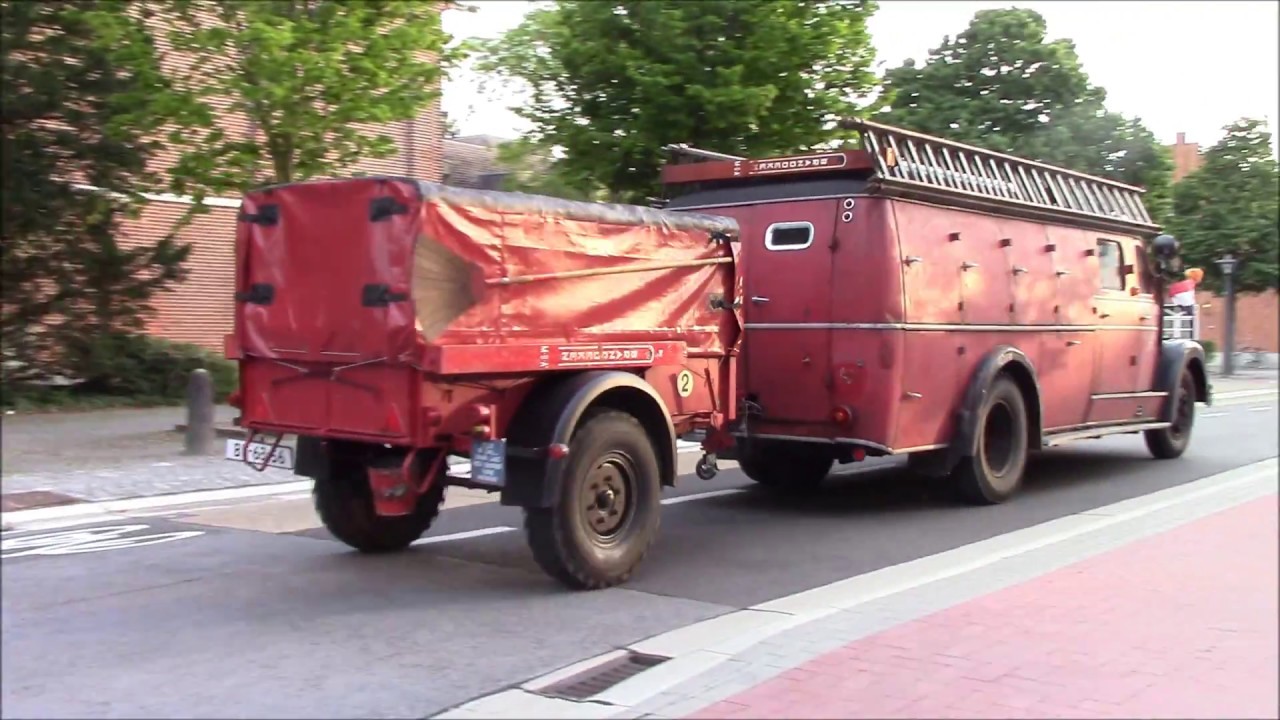 Oldtimers at Cars&Coffee Friends Peer
