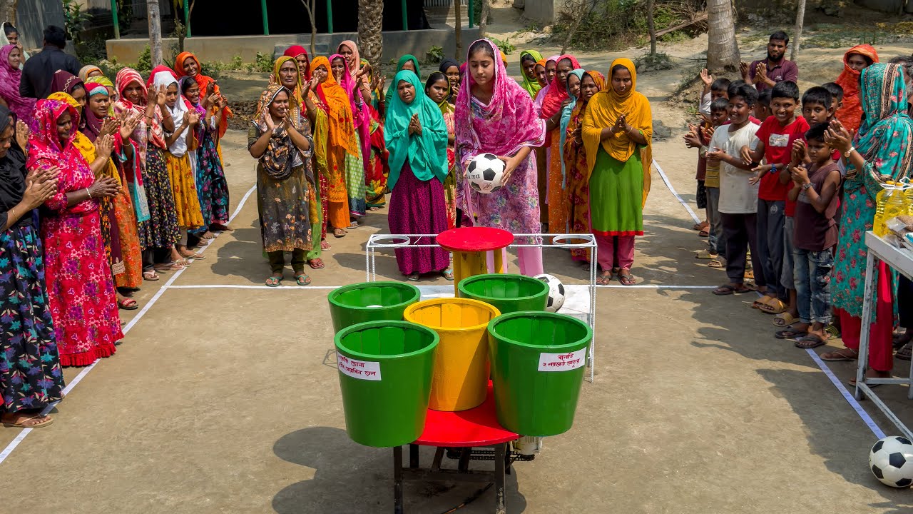 গ্রামের মহিলাদের বেশি বেশি পুরস্কার জেতার আজব খেলা। রোজার প্রয়োজনীয় উপহার জিতে সবাই খুশি