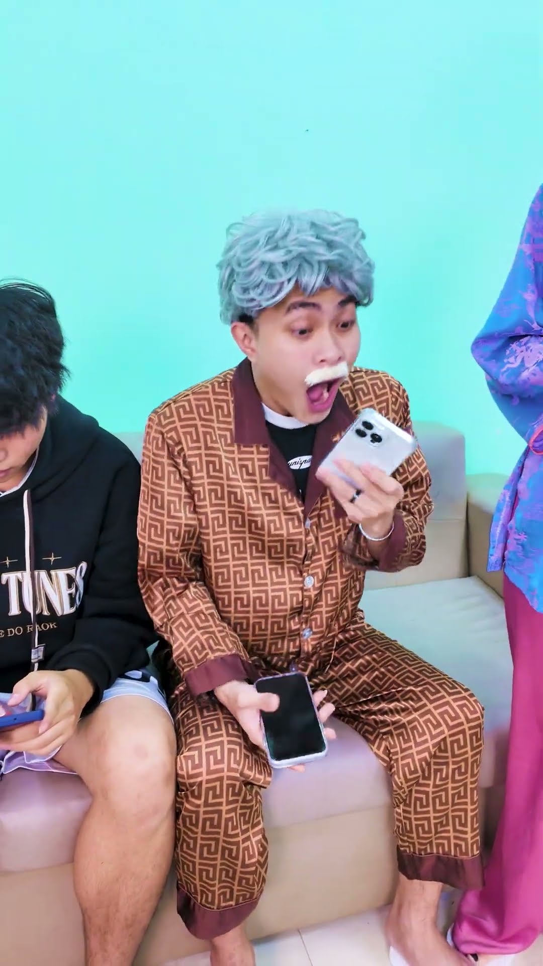 ACC - Khi Mọi Người Trong Gia Đình Tôi Có Điện Thoại Mới || When Everyone My Family Got a New Phone.