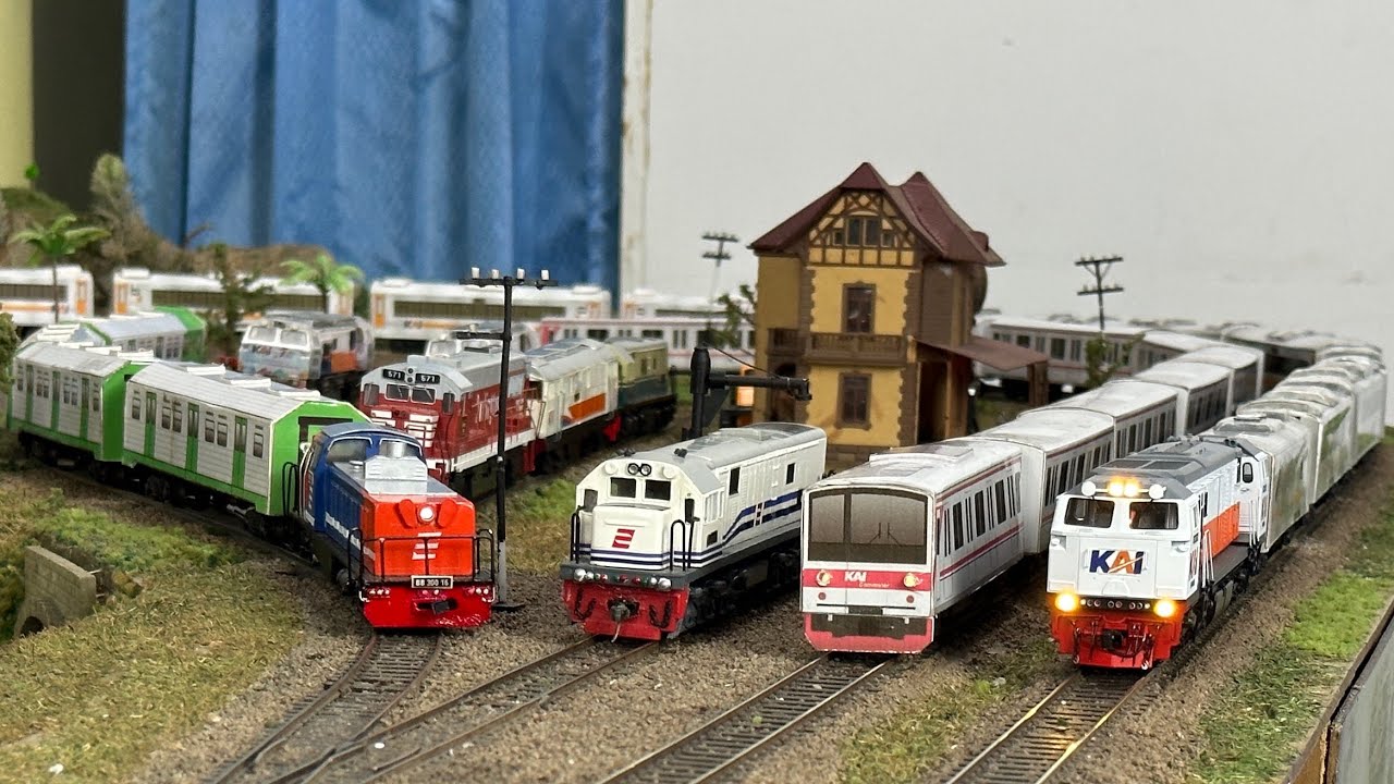 Drama kereta api Panjang KA Argowilis,KRL Commuterline & BB300 menabrak mobil putih hingga anjlok