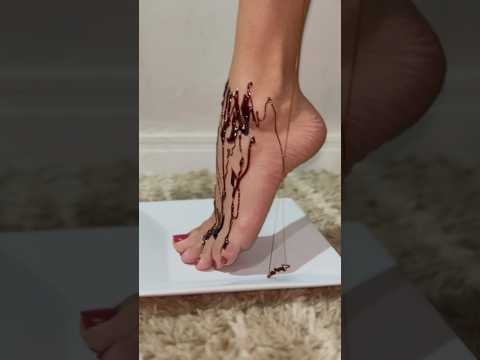 Isso é chocolate ou tentação? 🍫👣 O que você faria se estivesse aqui agora? #fyp #explorar #funny