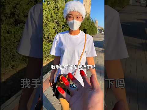 أخي رسم لوحة بقرة على قميص أخته