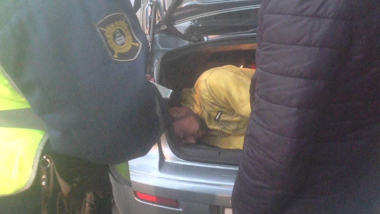 Связанная девушка в багажнике Связанная девушка в багажнике