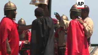 Filipinos Recuerdan A Jesucristo Y Se Crucifican A Cruces De Madera En Viernes Santo