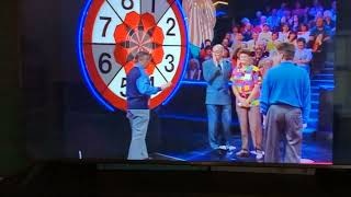 Jim Bowen gives a bullseye contestant the best advice he can. s13 ep10