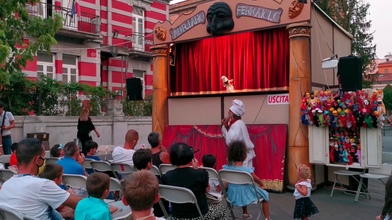 Teatro burattinaio di Adriano Ferraiolo e Pulcinella l'attore Angelo Iannelli  si divertono