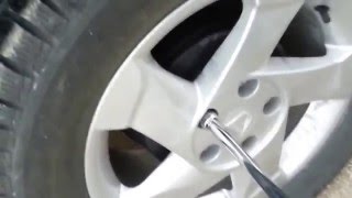 How to use "Torque Wrench" to tighten the wheel nuts