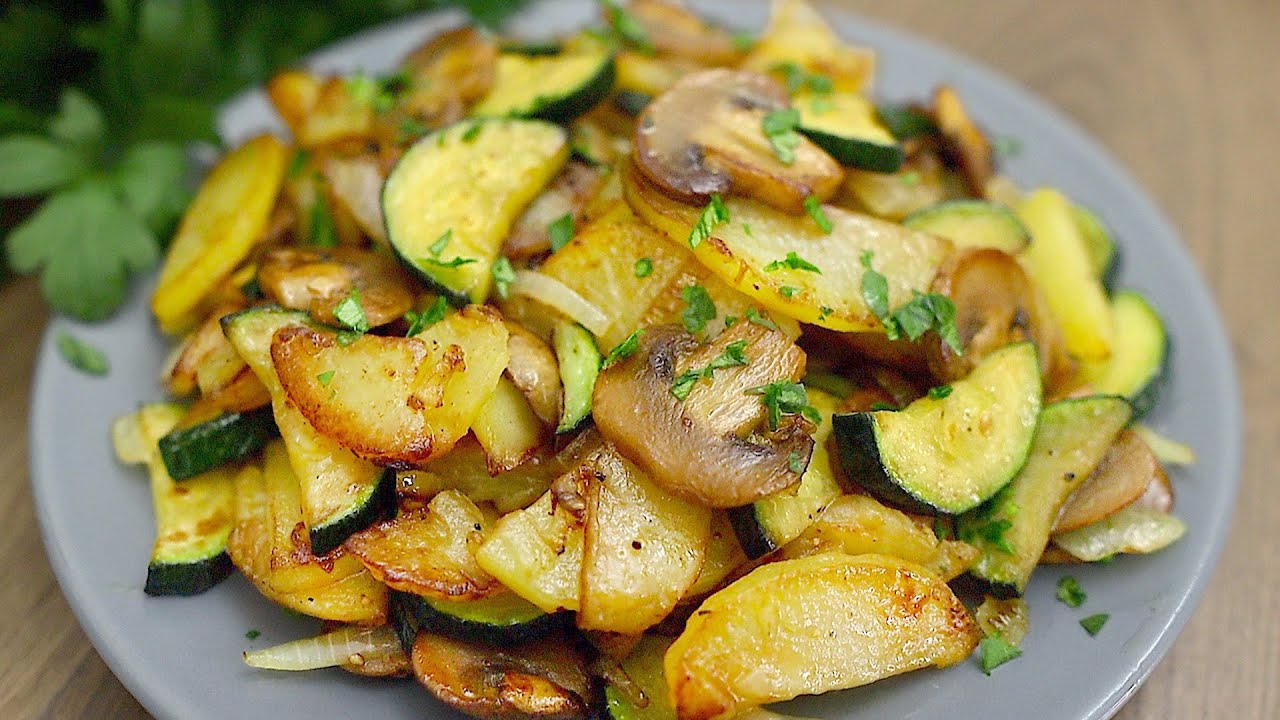 Rezept für leckere Bratkartoffeln mit Champignons und Zucchini in einer ...
