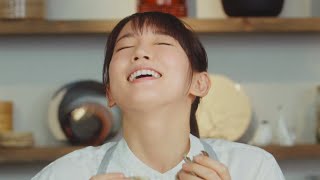 吉岡里帆、舞茸の香りにウットリ…　「綾鷹」ウェブ動画でクッキング