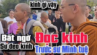 Bất Ngờ Sư Đeo Kính Đọc Kinh Bên Sư Minh Tuệ