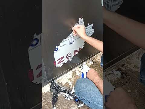 فيديو: 6 طرق لإزالة الملصق من الزجاج
