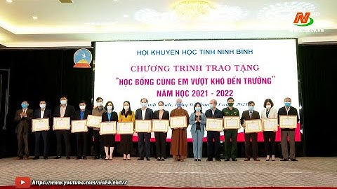 Trao học bổng " Cùng em vượt khó đến trường"