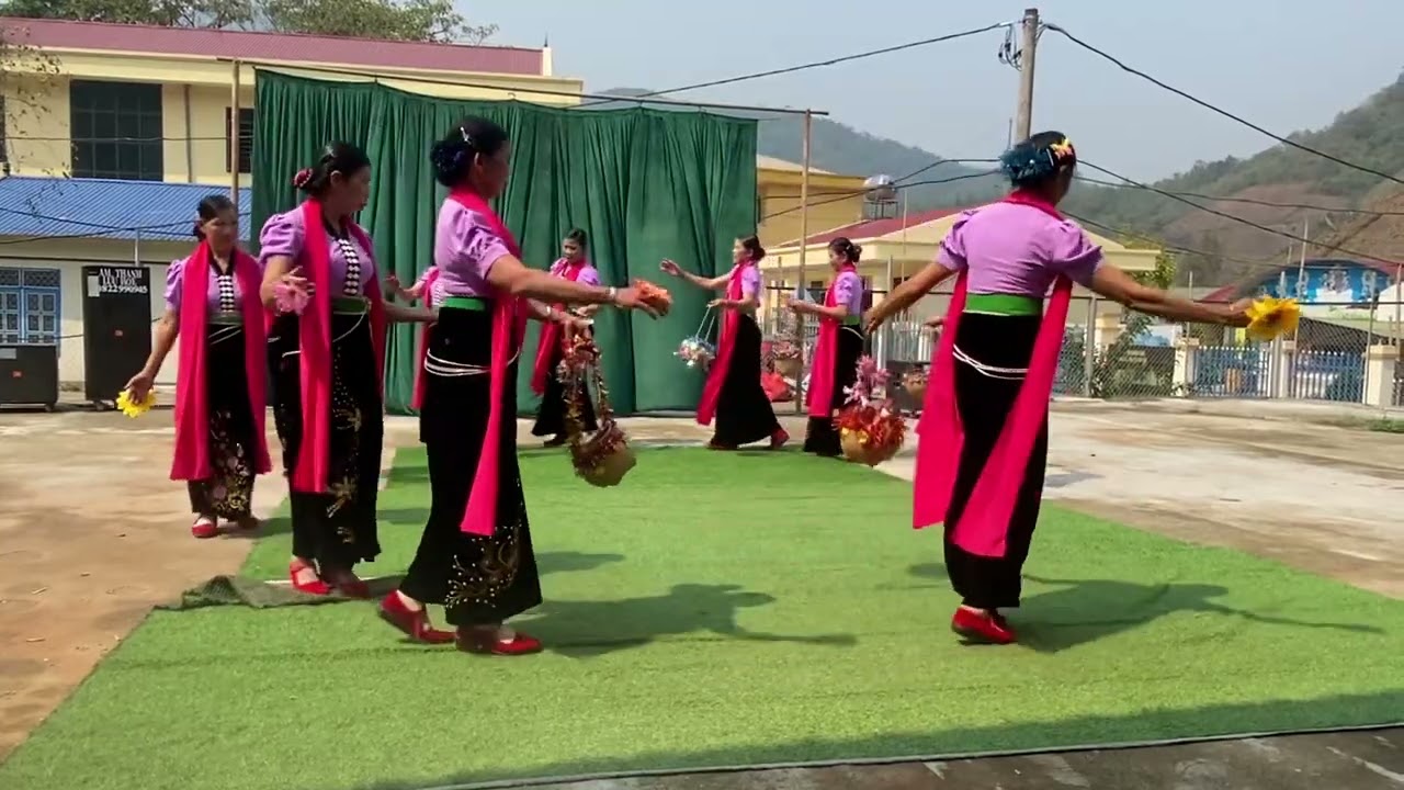 Múa hội người cao tuổi bản nậm he- mường tùng