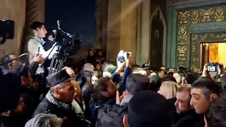 Տուրուդմփոց, քաշքշուկ. Եկեղեցու դռների մոտ վիճակն անկառավարելի է