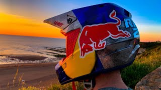 MI NUEVO CASCO ES UNA PASADA - Como pintar casco RedBull - Moto helmet painting