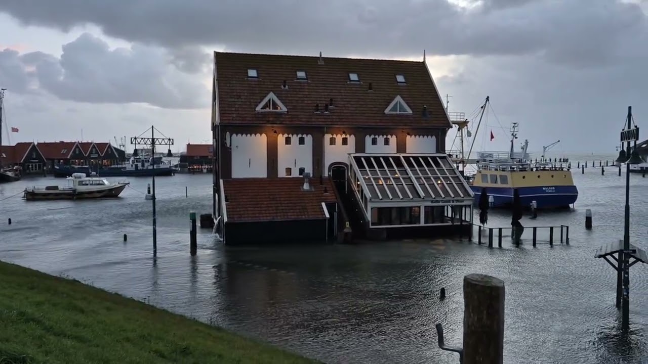 Oktober 2025 storm Amy. De haven van Oudeschild op Texel helemaal onder water.
