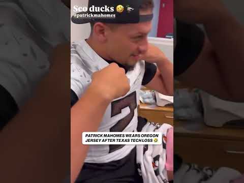 Patrick Mahomes lost a bet to teammate LB Jeffrey Bassa after Texas Tech lost to Oregon 😂