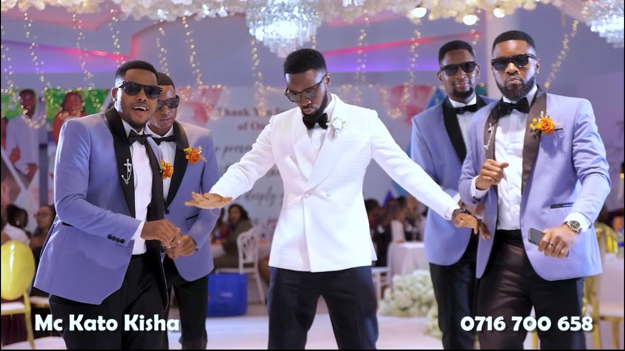 BW HARUSI AINGIA KWA MBWEMBWE UKUMBINI NA VIJANA WAKE KWA MARA YA PILI KUMPOKEA MKEWE| RAYMOND&TINA