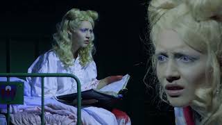 Theater Münster: Trailer MARIA MAGDA
Feministischer Horror von Svenja Viola Bungarten
Im Rahmen der Neue-Wege-Förderung
Weitere Informationen und Tickets unter: https://www.theater-muenster.com/produktionen/maria-magda.html?ID_Vorstellung=8910&m=143
Inszenierung: Theresa Thomasberger
Bühne & Kostüme: Mirjam Schaal
Video: Louis Caspar Schmitt
Komposition / Musik: Oskar Mayböck
Dramaturgie: Astrid Reibstein / Barbara Bily
Besetzung
Oberschwester: Regine Andratschke
Maria: Marlene Goksch
Ma Donna Ha: Ulrike Knobloch
Hildie: Rose Lohmann
Magda: Lea Ostrovskiy
Video: Andreas Klein
Eine Produktion des Theater Münster Theater Münster: Trailer MARIA MAGDA