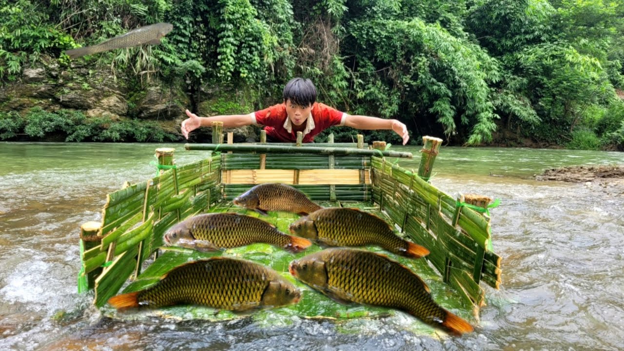 The boy used bamboo to weave a trap to catch fish, and successfully ...