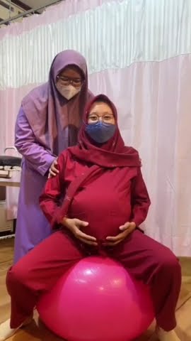 Gerakan olahraga Gymball agar kepala janin cepat masuk ke panggul