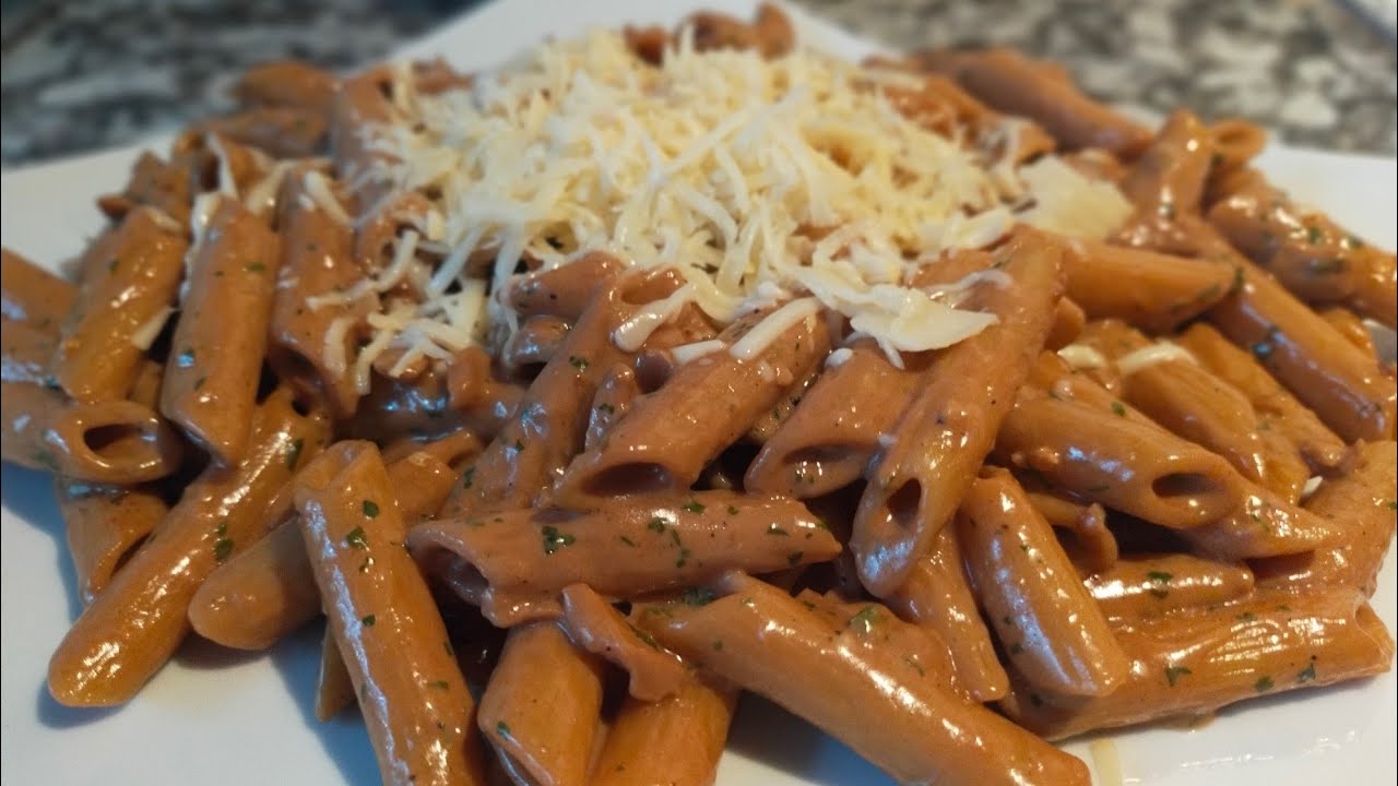 Pâtes à la sauce champignons دقتيها و كتقلبي على الوصفة ها هي بين يديك