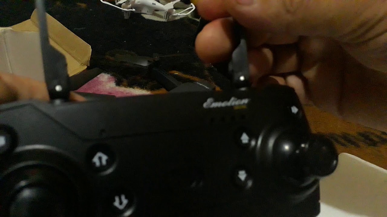 Drone Eachine E58 abrindo a caixa e ele voando.