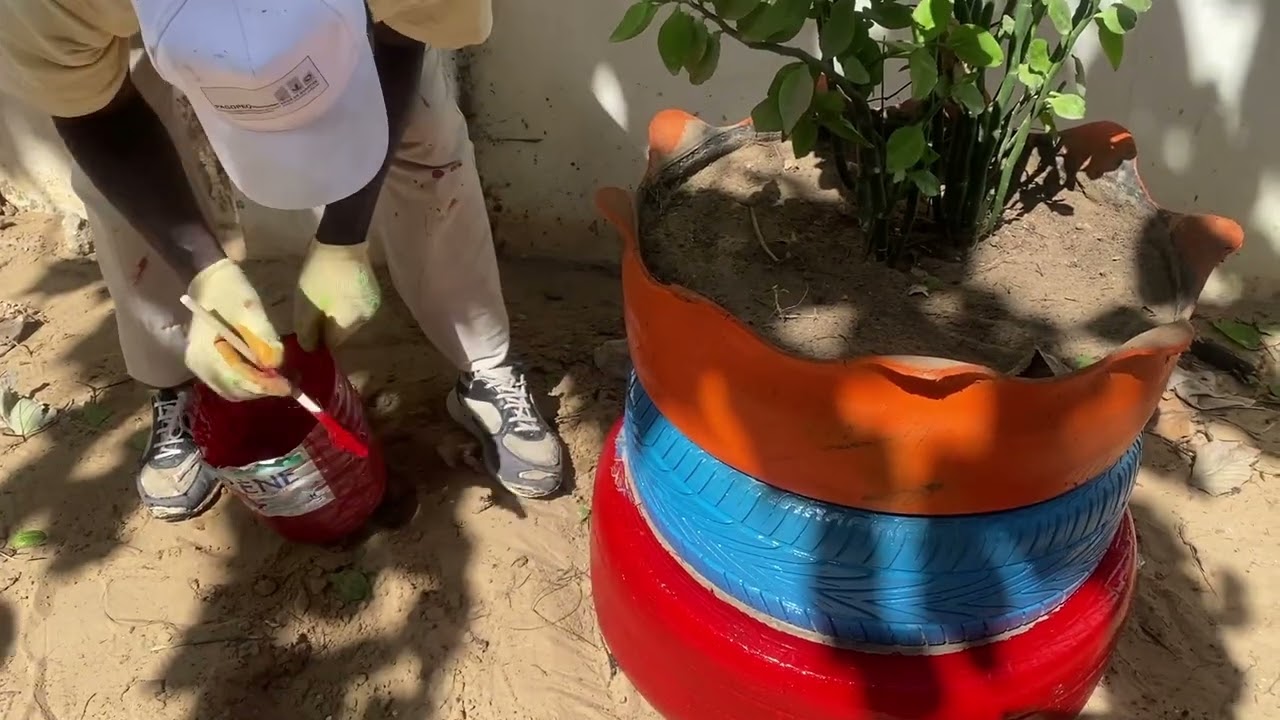 Secteur 6-PRODEV4: journée peinture pots et taillage fleurs