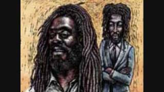 Dennis Brown & Gregory Issacs - Raggamuffin chords