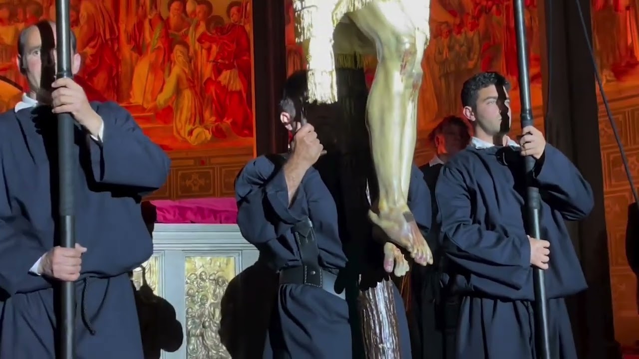 La Processó del Sant Crist omple els carrers de Blanes en la nit més solemne de la Setmana Santa