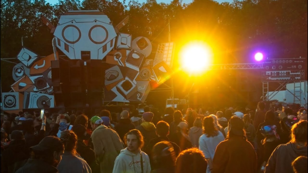 Technival Le Teknival se poursuit dans l'Indre dans une ambiance bon enfant - YouTube