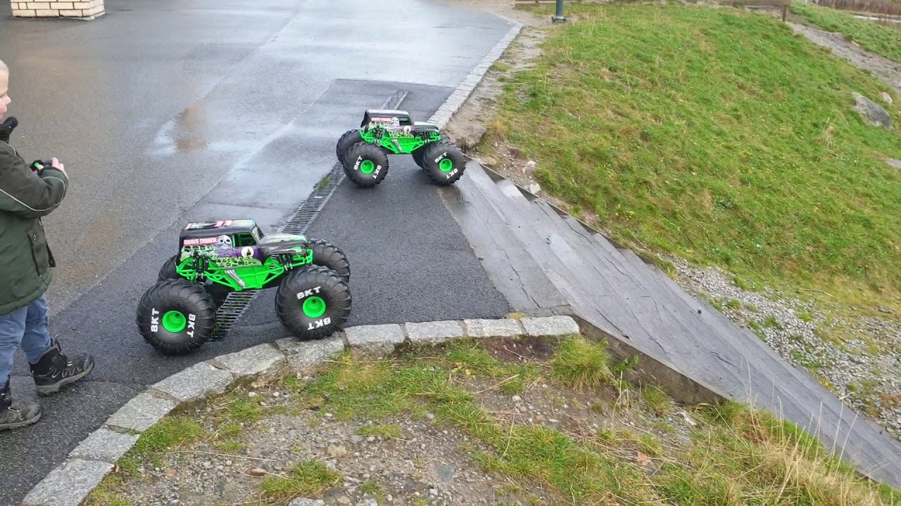 Mega grave digger crazy drivers!