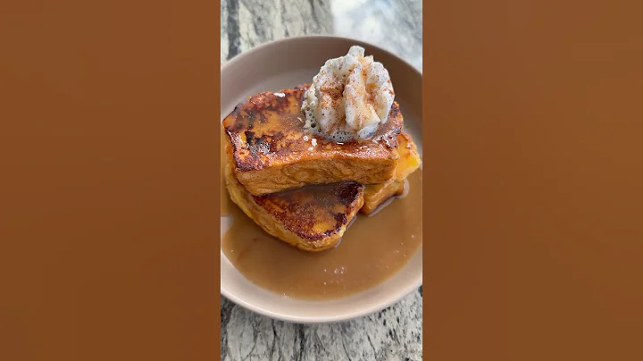 Eggnog French toast. What could be a more perfect holiday breakfast ! #recipe #frenchtoast #eggnog