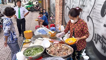 Chị gái gốc Huế bán bún bò 25k/tô khách đông khủng khiếp trên vỉa hè Sài Gòn