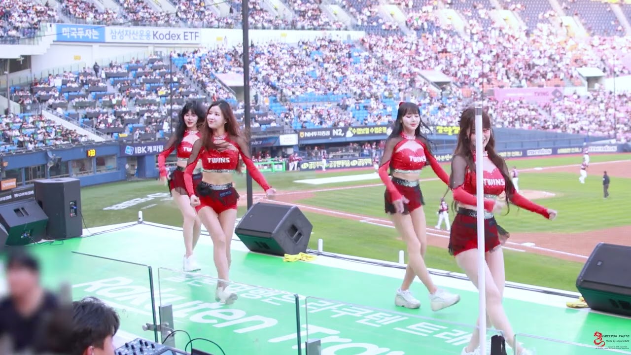 BAAM공연 엘지트윈스 치어리더 단체샷 250513