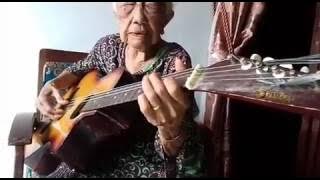 Nenek nenek main gitar
