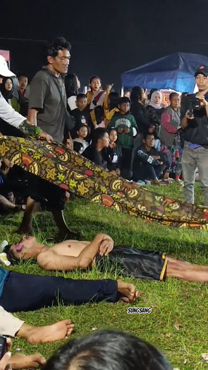 Kesurupan sampai ditutupi kain #jaranan #ndadi #reog #kudalumping #kerasukan #surup #rasuk #trance