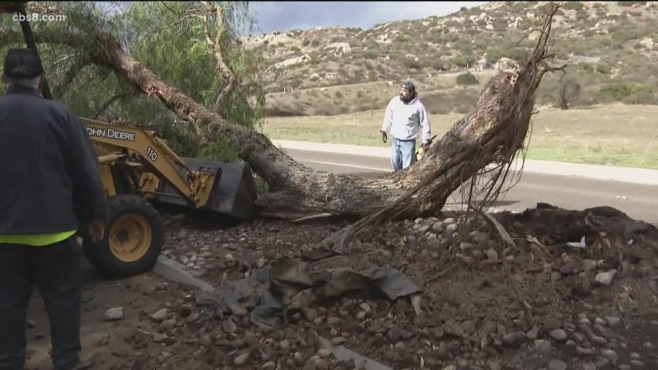 Strong Santa Ana Winds continue across San Diego County - YouTube