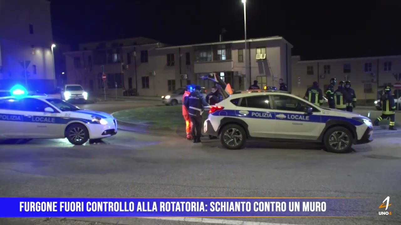 Furgone fuori controllo alla rotatoria: schianto contro un muro