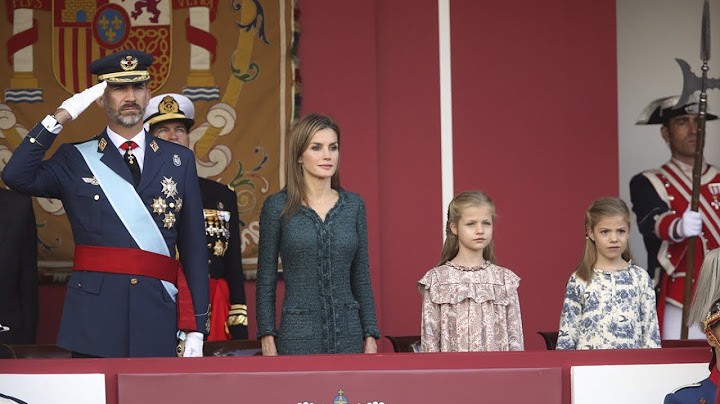 Los reyes presiden el desfile militar acompañados de sus hijas